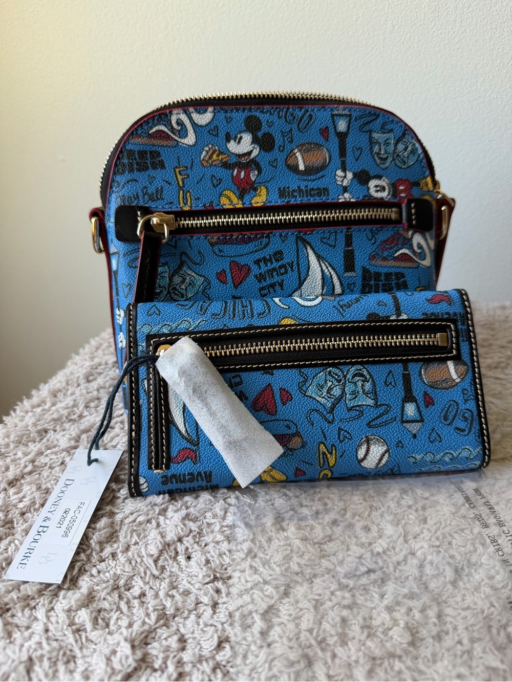 NWT Disney Dooney & Bourke Chicago bag and wallet - Picture 9 of 9